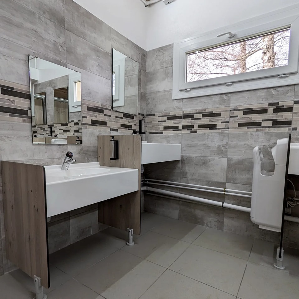 Nouveau bloc sanitaire sur le camping les Volcans en Auvergne