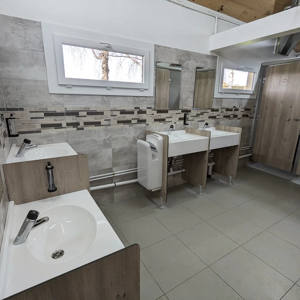 Nouveau bloc sanitaire sur le camping les Volcans en Auvergne