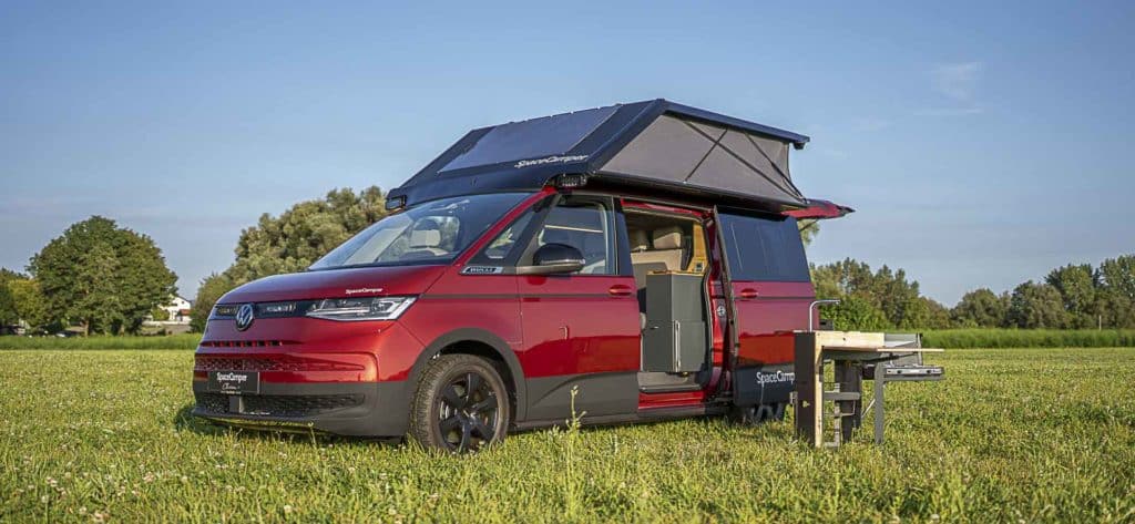 Entre toit relevable et tente de toit