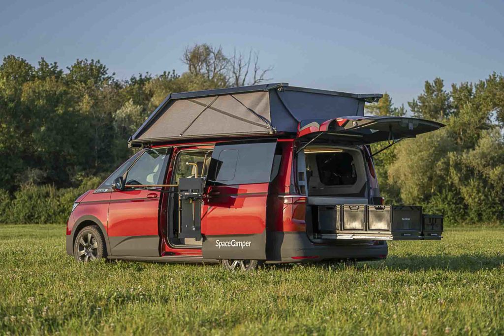 Entre toit relevable et tente de toit