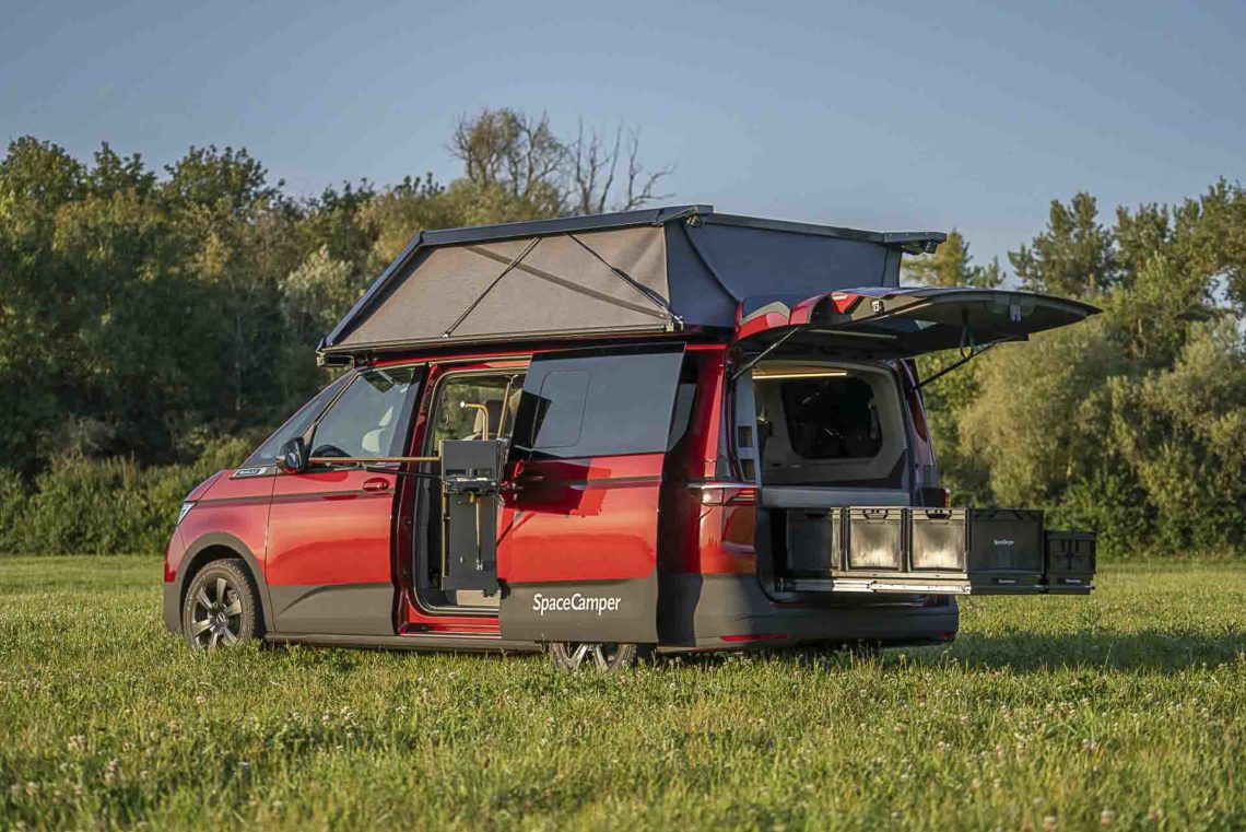 Entre toit relevable et tente de toit