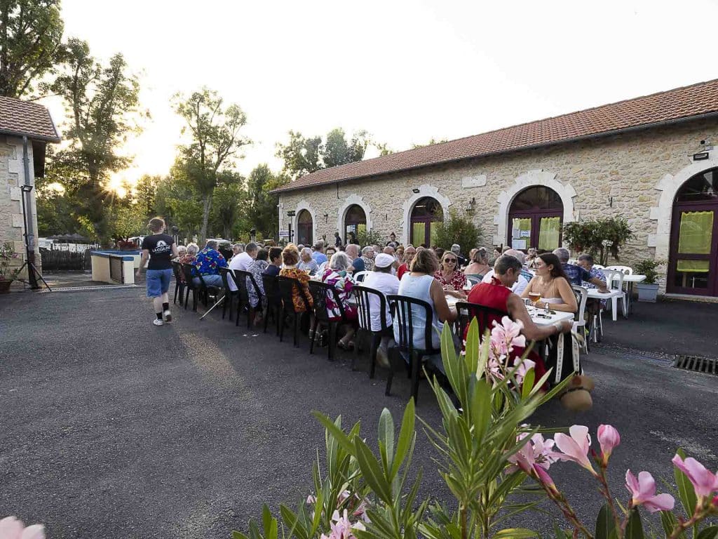 Emplacements de camping Montpin-Ménestrol